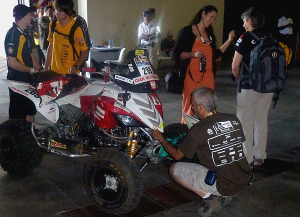 Dakar 2011 - Łukasz Łaskawiec, kontrola techniczna