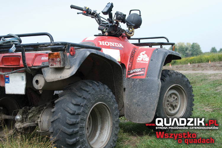 Sprzedam: Honda Fourtrax 300 4x4, rok 1997, kolor czerwony,przebieg 900 mth, quad nie jeżdżony w terenie, pierwszy właściciel, stan bardzo dobry.